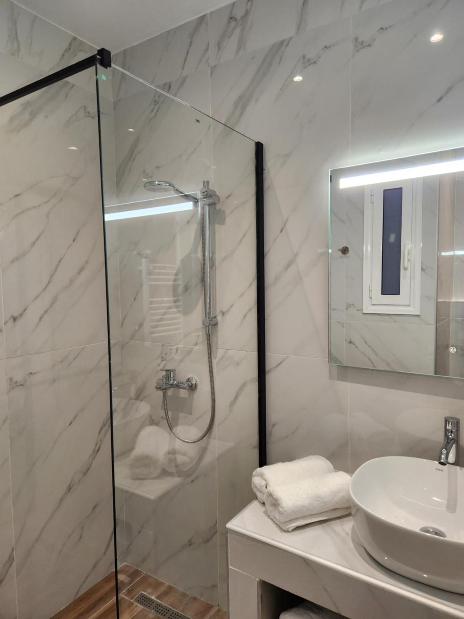 Bachelor Penthouse With Roof Garden Access, 15 M Walk To Acropolis * Athènes