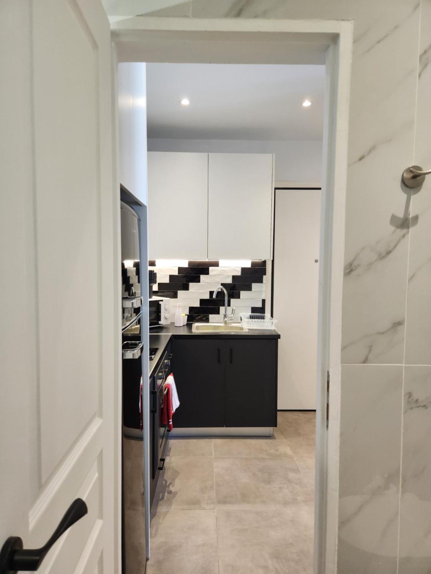 Bachelor Penthouse With Roof Garden Access, 15 M Walk To Acropolis Appartement